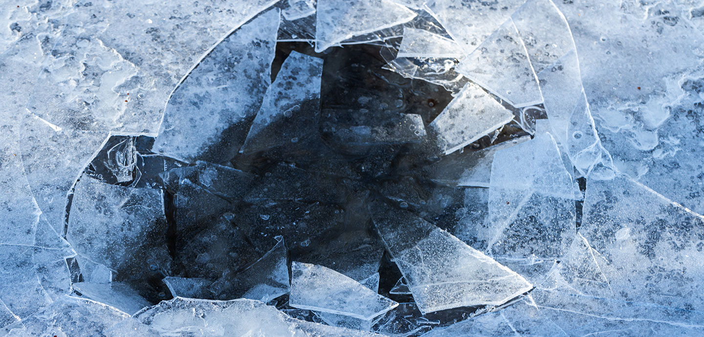 En frossen sø med et hul i