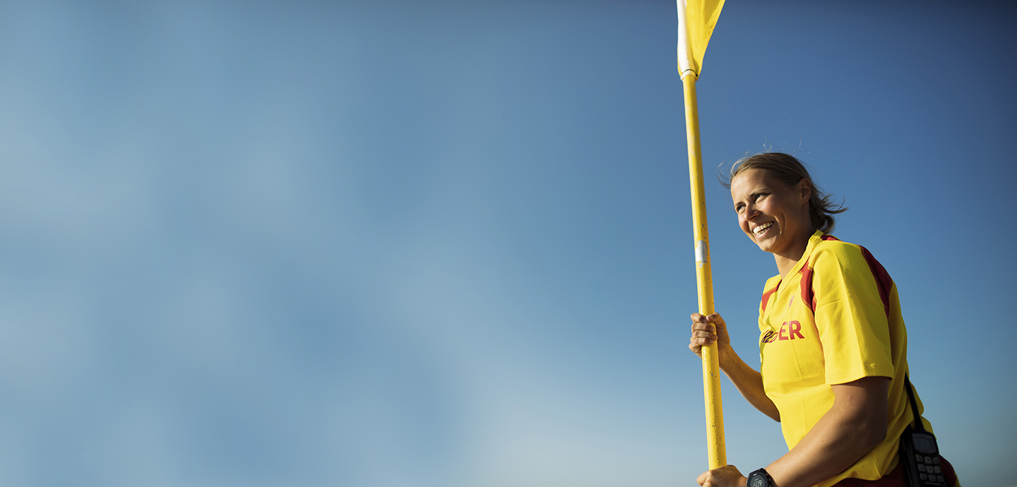 Kvindelig livredder med livredderflag