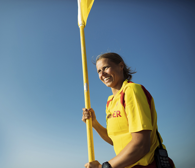  Kvindelig livredder med livredderflag