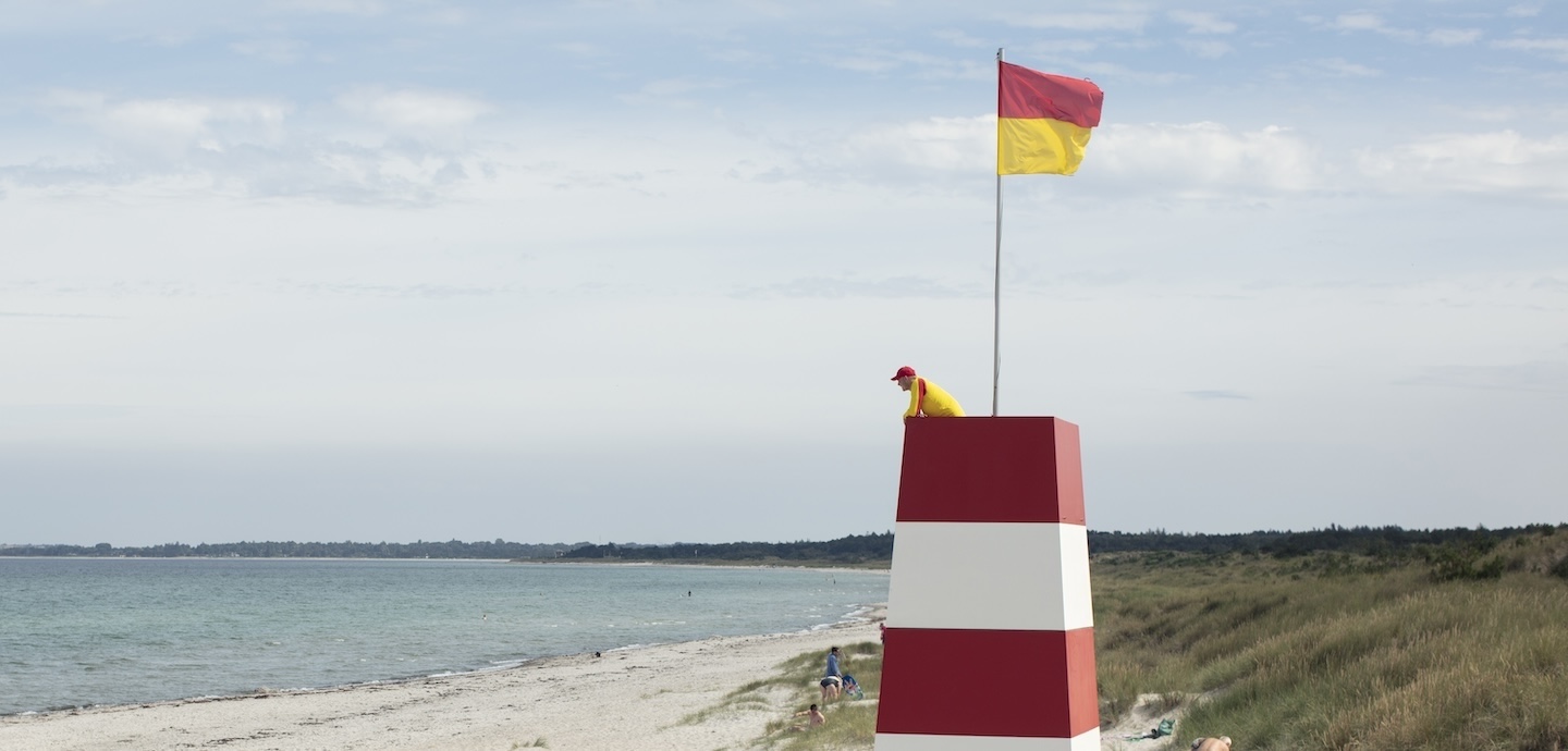 Livredder kigger ud over havet