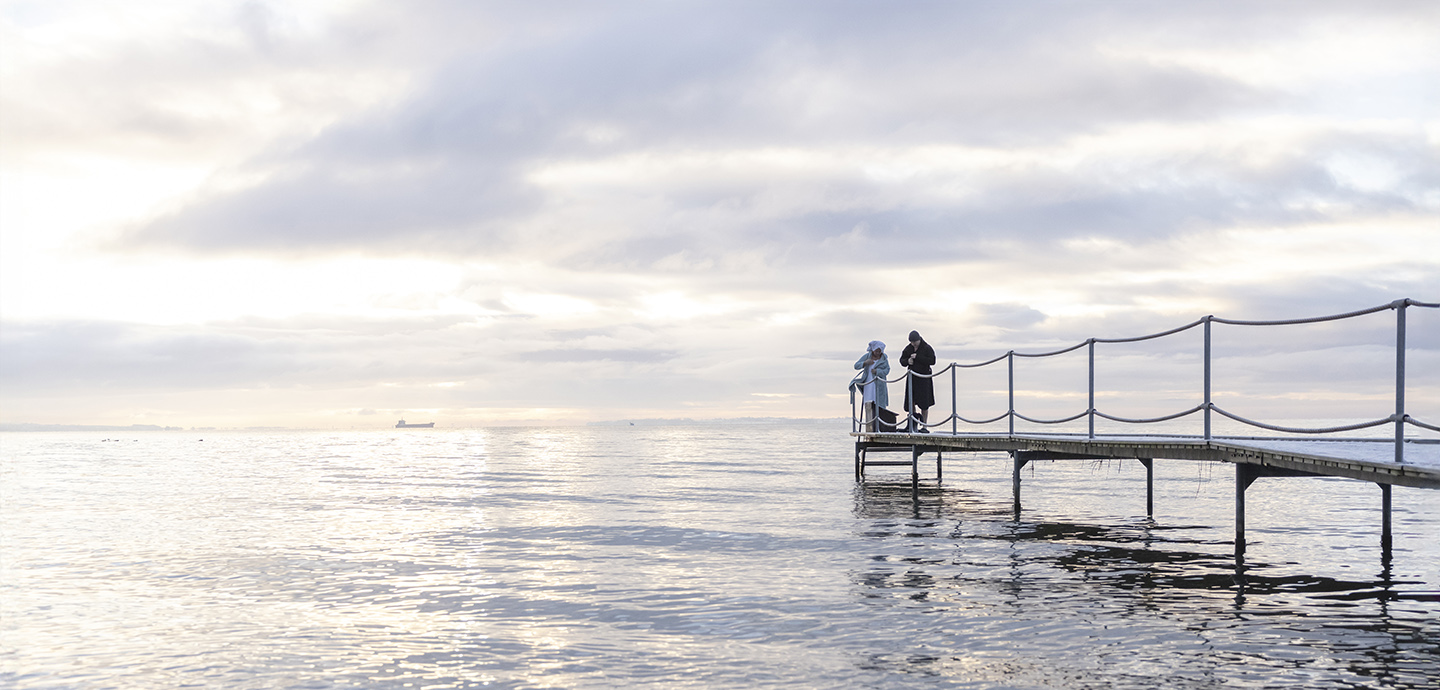 To vinterbadere på badebro om vinteren