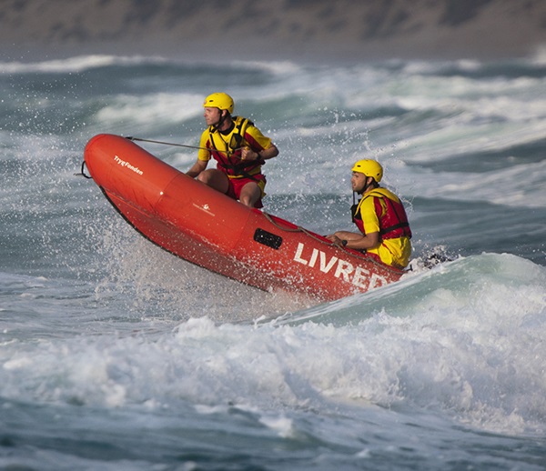 To livredder i livredderbåd ude på vandet