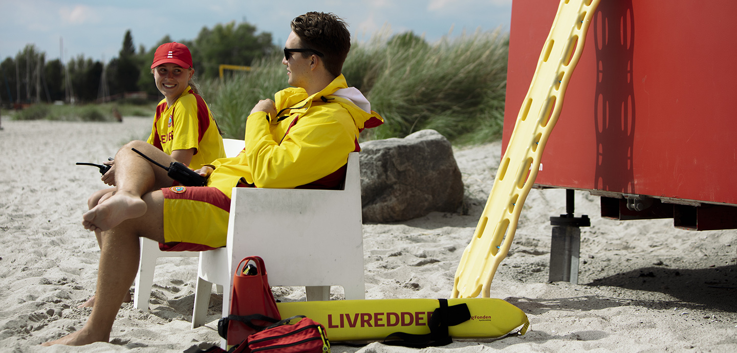 To livreddere sidder foran livreddertårn