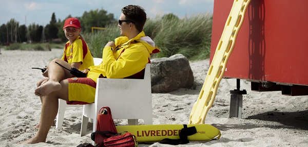 To livreddere sidder foran livreddertårn