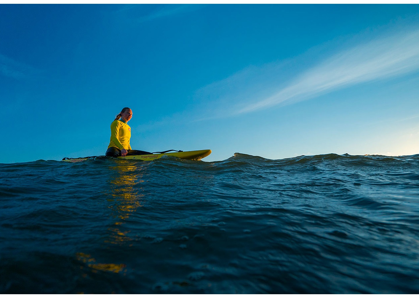 Kvindelig livredder på surfbræt