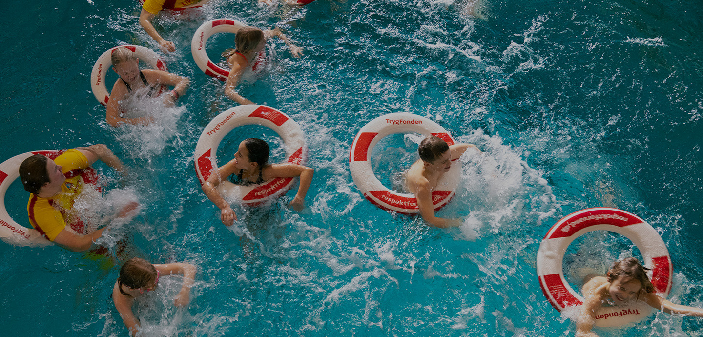 Børn med redningskranse i svømmehallen