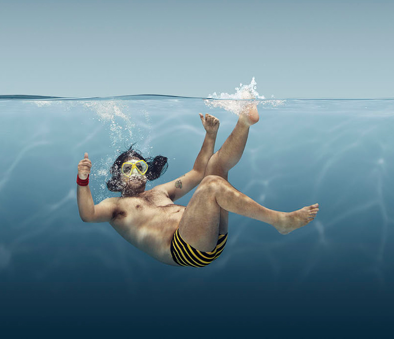 Voksen mand med dykkermaske under vand