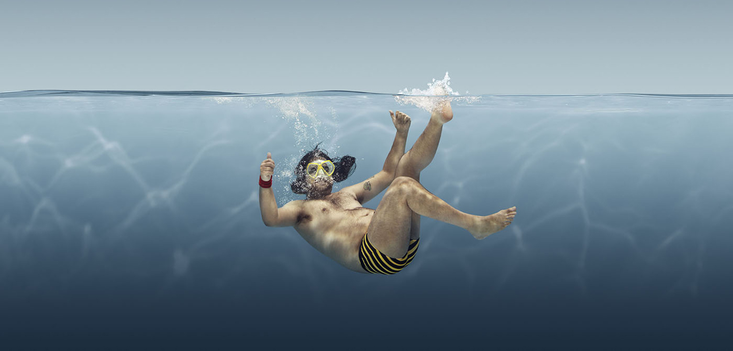 Voksen mand med dykkermaske under vand