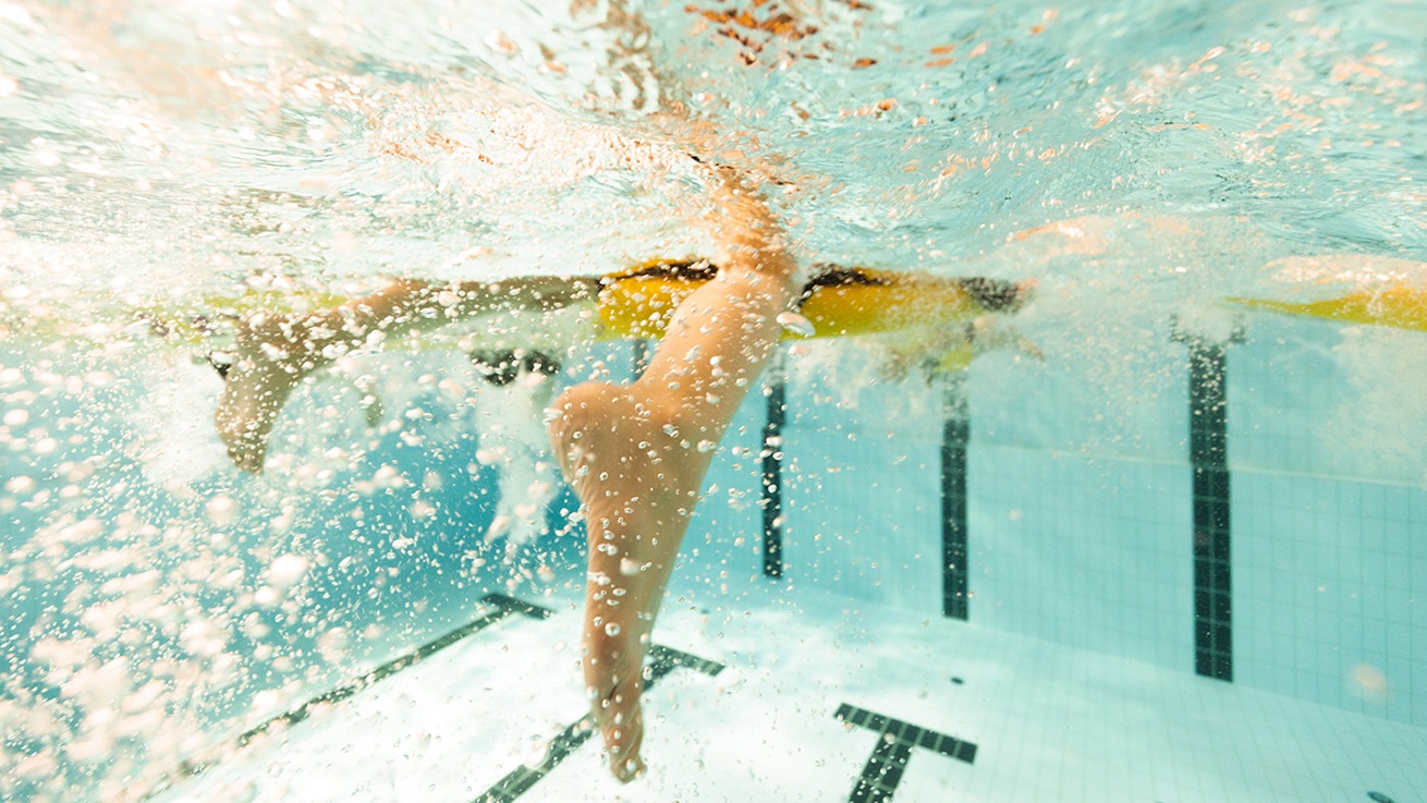 Fødder under vand i svømmehallen