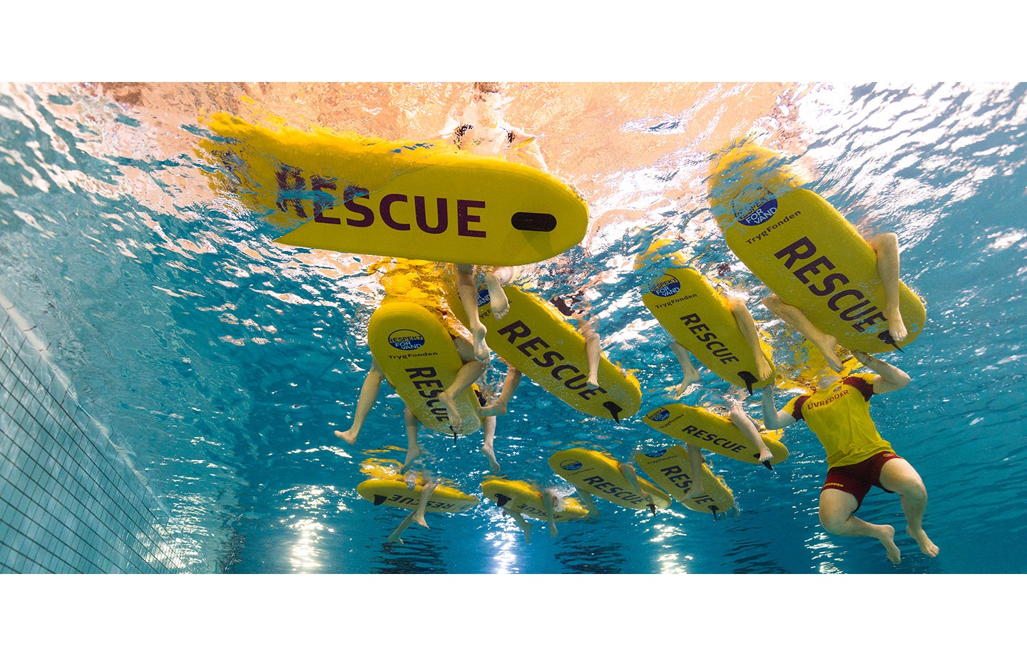 Livreddere med rescueboards i vandet