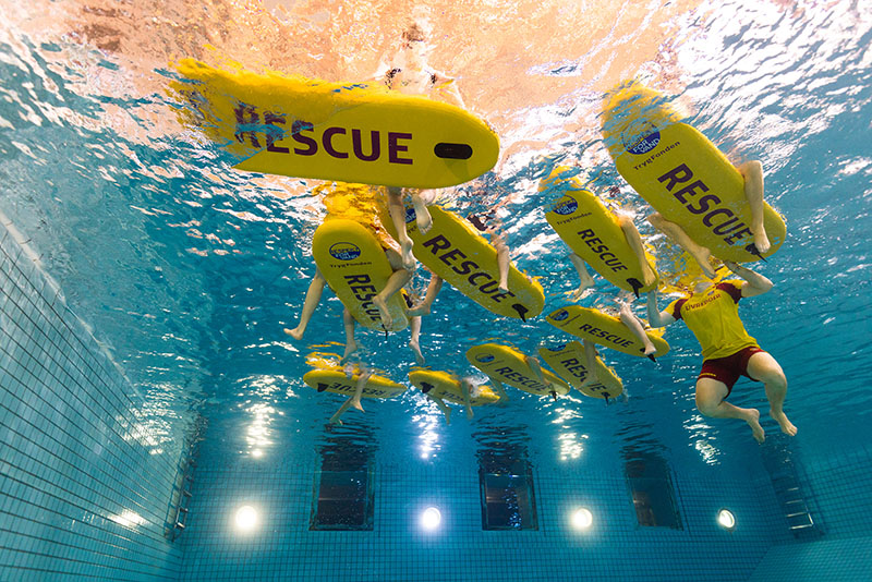 Livreddere med rescueboards i vandet